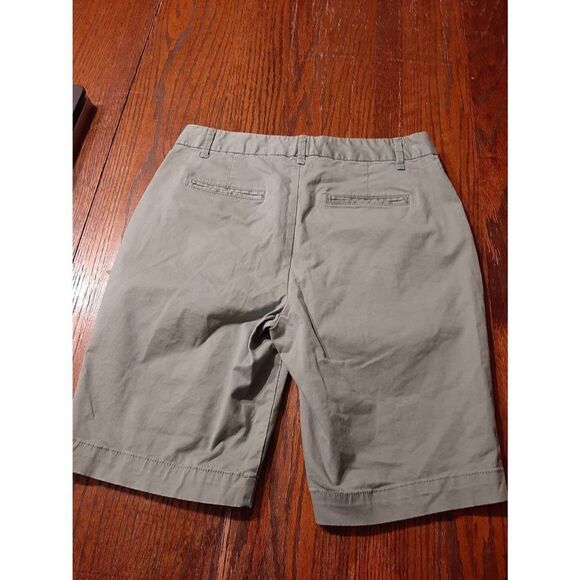 Size 6 Gap Mint Army Green Mid Rise Bermuda Shorts with Pockets - Picture 3 of 3